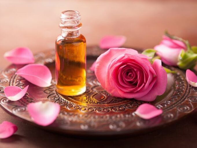 Rosenöl kann besonders vorteilhaft für die Erneuerung der Hautzellen sein. 